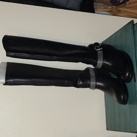 Boots - Picture 4 of 6